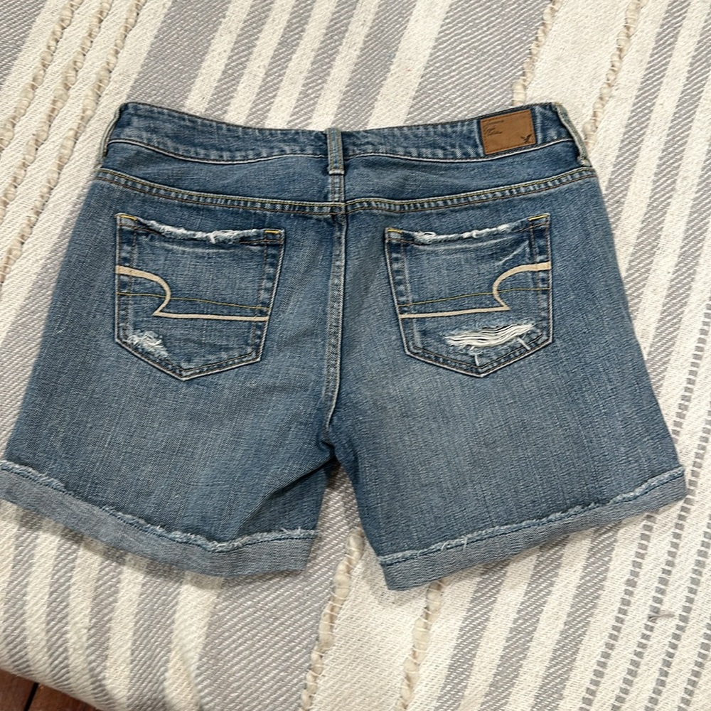 Women’s size 4 American Eagle Distressed Jean Shorts - Picture 2 of 3